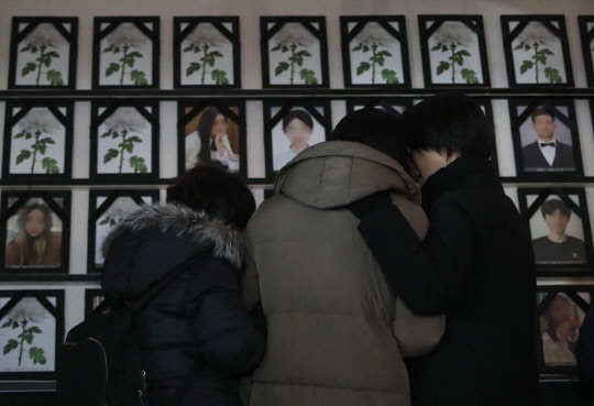 이태원참사 희생자 유가족들이 14일 오후 서울 용산구 녹사평역 광장에 마련된 시민분향소에서 희생자를 추모하고 있다. 이 분향소는 10·29 이태원참사 유가족협의회 유가족들과 10·29 이태원참사 시민대책회의 관계자들이 이날 오전부터 설치했다.  [공동취재]